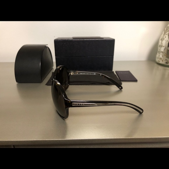 Prada sunglasses - Picture 5 of 9